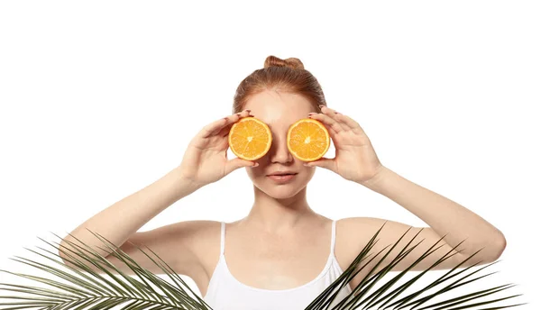 Engraçado jovem com citrinos e folhas de palma no fundo branco — Fotografia de Stock