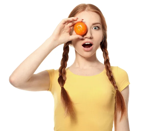 Jovem emotiva com frutas cítricas em fundo branco — Fotografia de Stock