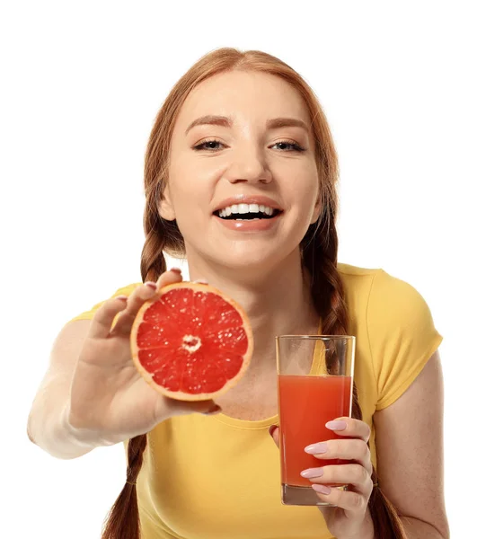 Schöne junge Frau mit Zitrusfrüchten und einem Glas Saft auf weißem Hintergrund — Stockfoto