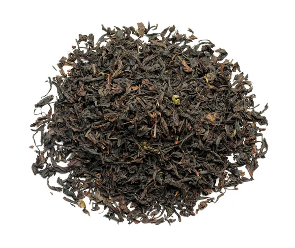 Heap van droge zwarte thee bladeren op witte achtergrond — Stockfoto