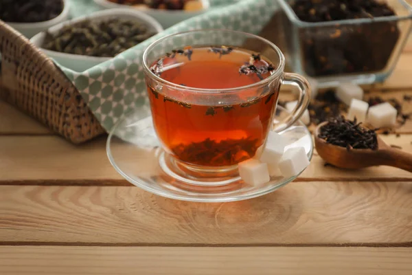 Tasse heißer aromatischer Tee auf Holztisch — Stockfoto