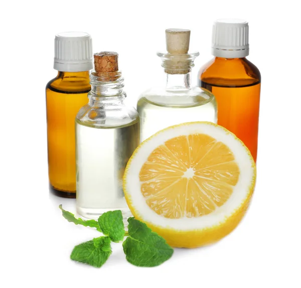 Garrafas de óleo essencial cítrico e limão sobre fundo branco — Fotografia de Stock