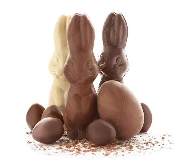 Čokoládové velikonoční Zajíčci a vajíčka na bílém pozadí — Stock fotografie