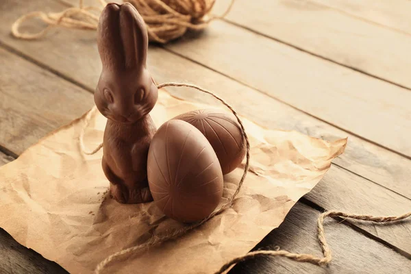 Chocolate Easter bunny and eggs on wooden table — Stock Photo, Image