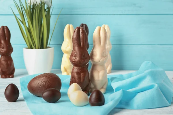 Chocolate Easter bunnies and eggs on table — Stock Photo, Image