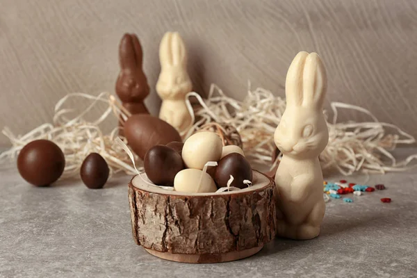 Chocolate Easter bunny and eggs on table — Stock Photo, Image