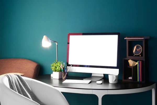 Удобное домашнее рабочее место с компьютером на столе — стоковое фото