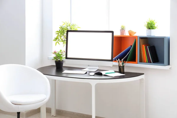 Comfortabel thuis werkplek met computer op tafel — Stockfoto