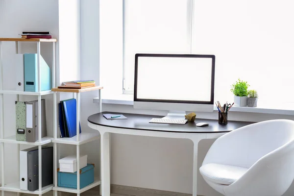 Comfortabel thuis werkplek met computer op tafel — Stockfoto