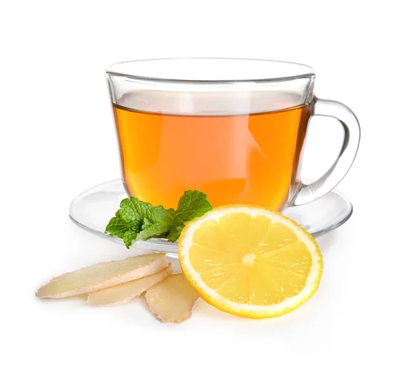 Xícara de chá delicioso com hortelã, gengibre e limão no fundo branco — Fotografia de Stock