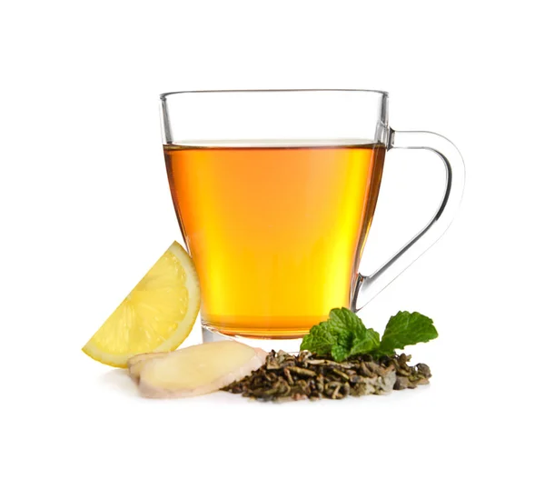 Tasse de thé délicieux à la menthe, au gingembre et au citron sur fond blanc — Photo