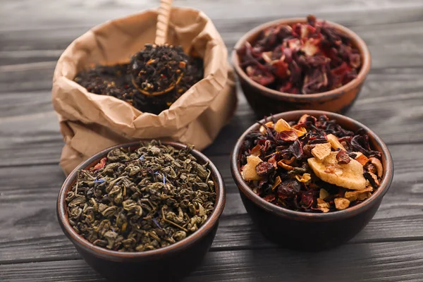 Verschillende soorten droge thee laat op tafel — Stockfoto