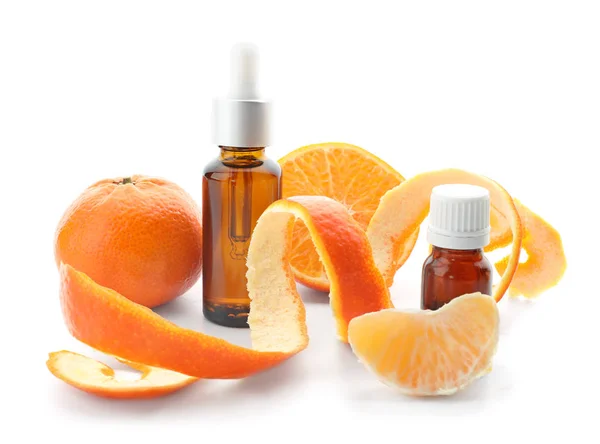 Láhve s citrusové silice a nakrájeným ovocem na bílém pozadí — Stock fotografie