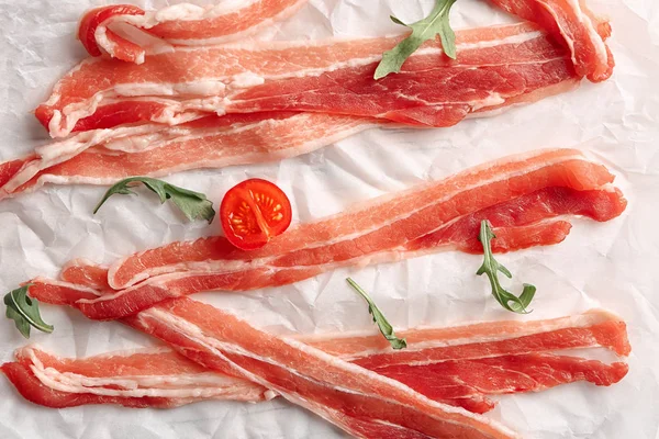 Rashers di pancetta su pergamena, primo piano — Foto Stock