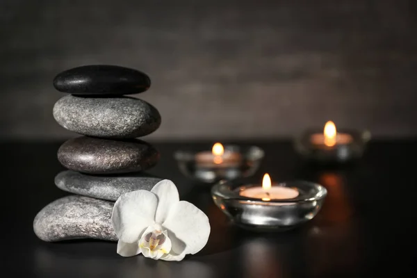 Hermosa composición con piedras de spa sobre mesa negra — Foto de Stock