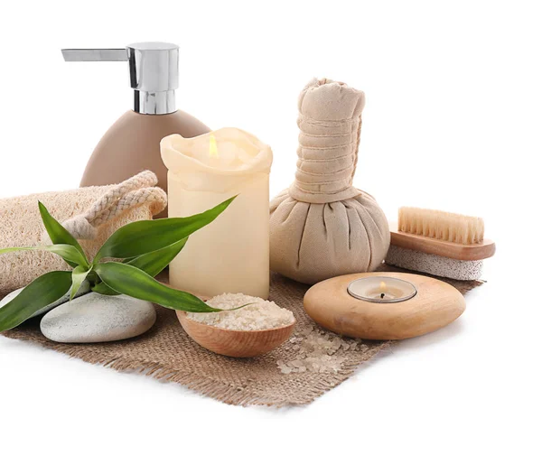 Composición del spa con bolsa de hierbas y accesorios de baño sobre fondo blanco —  Fotos de Stock