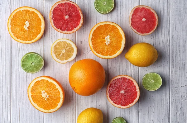 Composition with fresh citrus fruits on wooden table — Stock Photo, Image