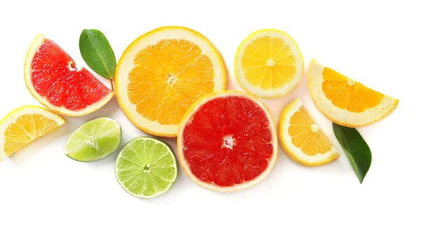 Plátky čerstvých citrusových plodů na bílém pozadí — Stock fotografie