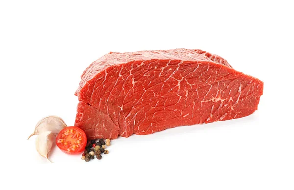 白色背景的生牛肉里脊。鲜肉产品 — 图库照片