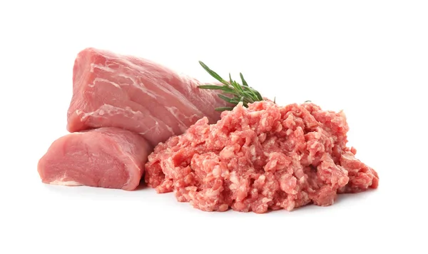 Produkty surowe mięso na białym tle — Zdjęcie stockowe