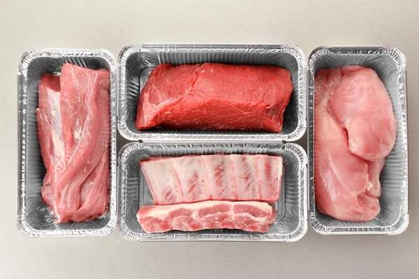 Syrové maso v balení fólie na světlé pozadí — Stock fotografie
