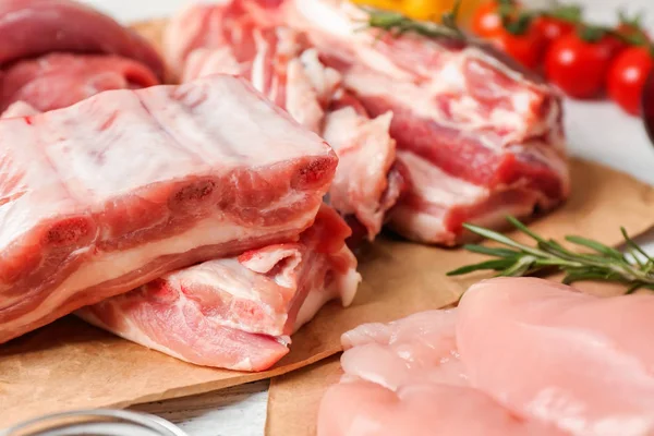 Çiğ et ürünleri masada çeşitleri