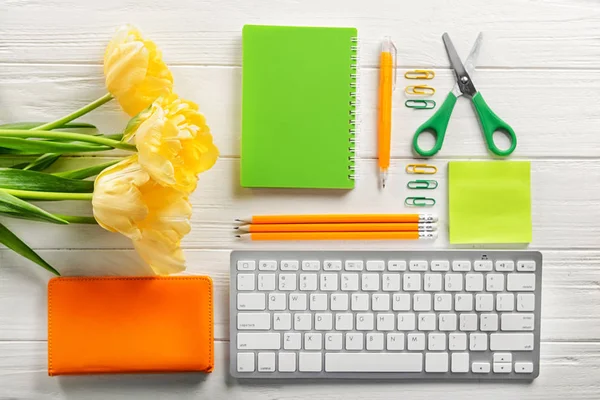 Local de trabalho com papelaria e teclado de computador na mesa. Vista superior — Fotografia de Stock