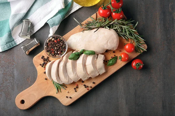 Composição com filé de frango cozido fatiado na mesa — Fotografia de Stock