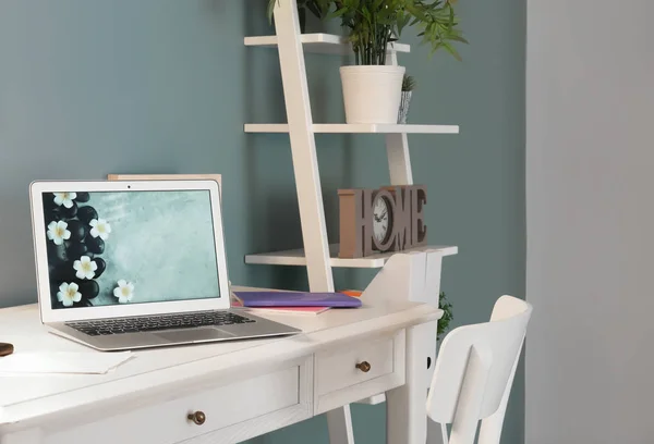 Lieu de travail moderne élégant avec ordinateur portable à la maison — Photo