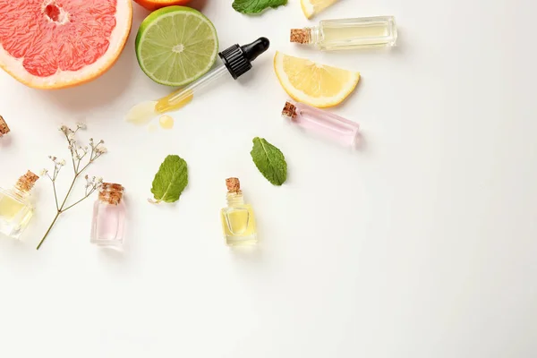 Kompozycja z olejków eterycznych i owoców cytrusowych na białym tle — Zdjęcie stockowe