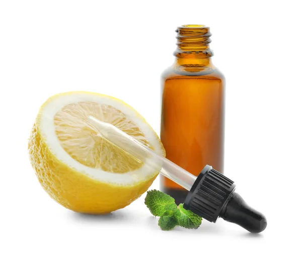 Garrafa de óleo essencial cítrico e limão sobre fundo branco Fotografias De Stock Royalty-Free