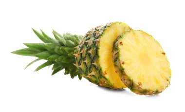 beyaz zemin üzerinde olgunlaşmış ananas parçaları