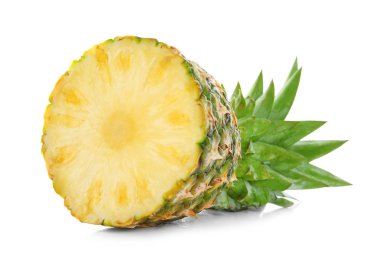 Beyaz arka planda taze ananasın yarısı