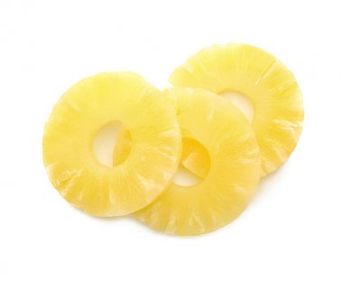 Konserve ananas yüzük beyaz arka plan üzerinde