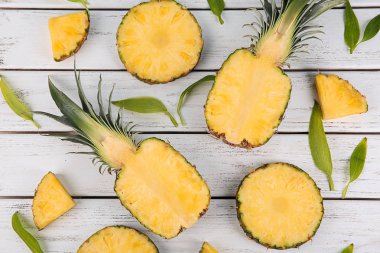 Ahşap zemin üzerine dilimlenmiş ananas ile kompozisyon