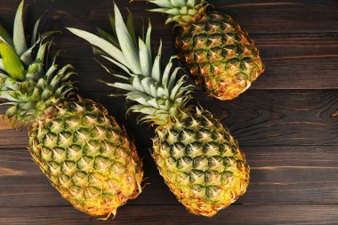 Koyu ahşap zemin üzerine taze ananas