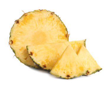 beyaz zemin üzerinde olgunlaşmış ananas dilimleri