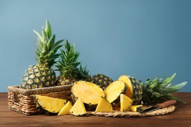 Ahşap masa üzerinde olgunlaşmış taze ananas ile kompozisyon