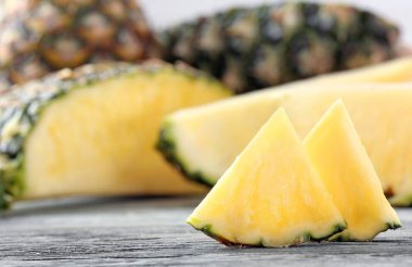 Ahşap masa, tatlı olgun ananas kesme