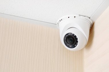 Tavan odasında yüklü güvenlik kamerası