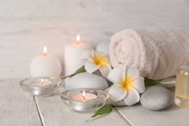 Ahşap masa üzerinde kaplıca tedavisi için ayarla