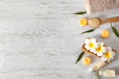 Ahşap arka plan üzerinde kaplıca tedavisi için ayarla