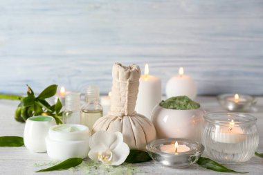 Ahşap masa üzerinde kaplıca tedavisi için ayarla