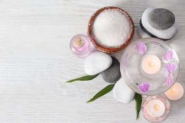 Ahşap arka plan üzerinde kaplıca tedavisi için ayarla