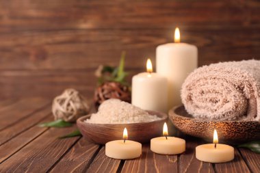 Ahşap masa üzerinde kaplıca tedavisi için ayarla