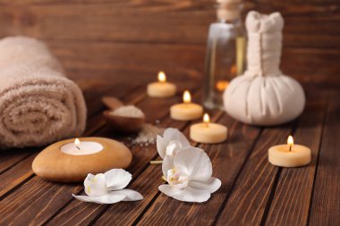 Ahşap masa üzerinde kaplıca tedavisi için ayarla