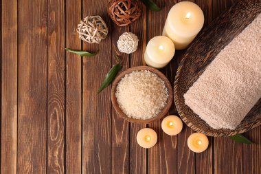 Ahşap arka plan üzerinde kaplıca tedavisi için ayarla