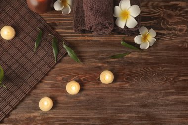 Ahşap arka plan üzerinde mum ile Spa kompozisyon