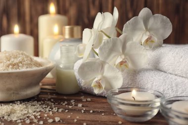 Ahşap masa üzerinde kaplıca tedavisi için ayarla