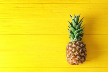 Renk ahşap arka plan, üstten görünüm üzerinde olgunlaşmış taze ananas